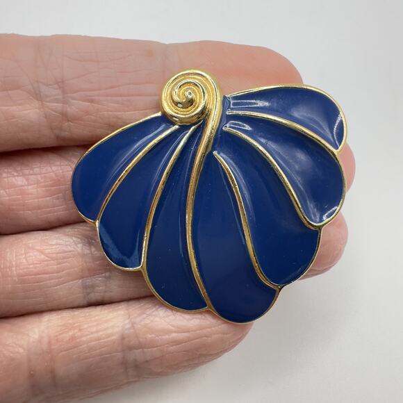 Vintage Trifari Brooch Gold tone & Navy Blue Enamel Shell Leaf Pin 1970's-1980's - Picture 3 of 6